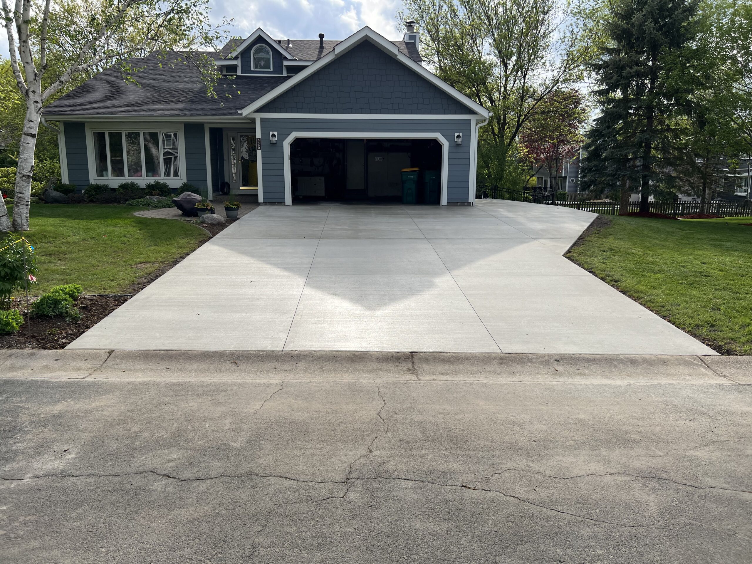 Concrete driveway, sidewalk, pathway and pool deck pouring services for concrete flatwork, exposed aggregate and other commercial and residential applications and properties.